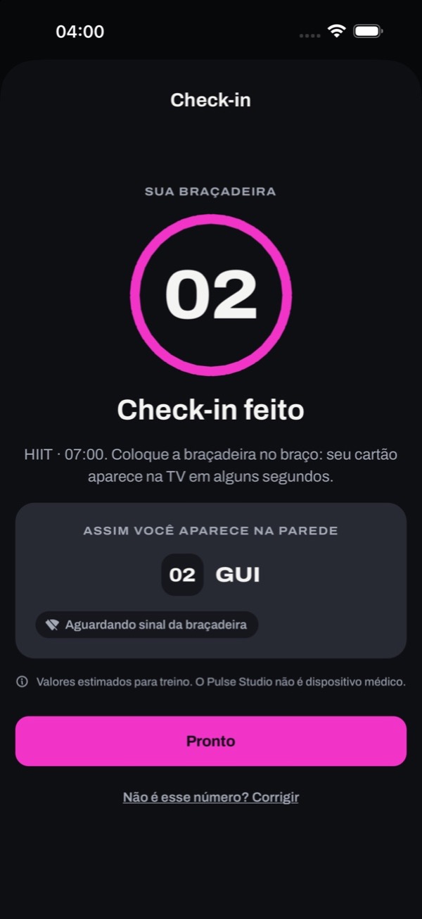 App com Check-in feito, o número da braçadeira e a prévia do cartão na parede