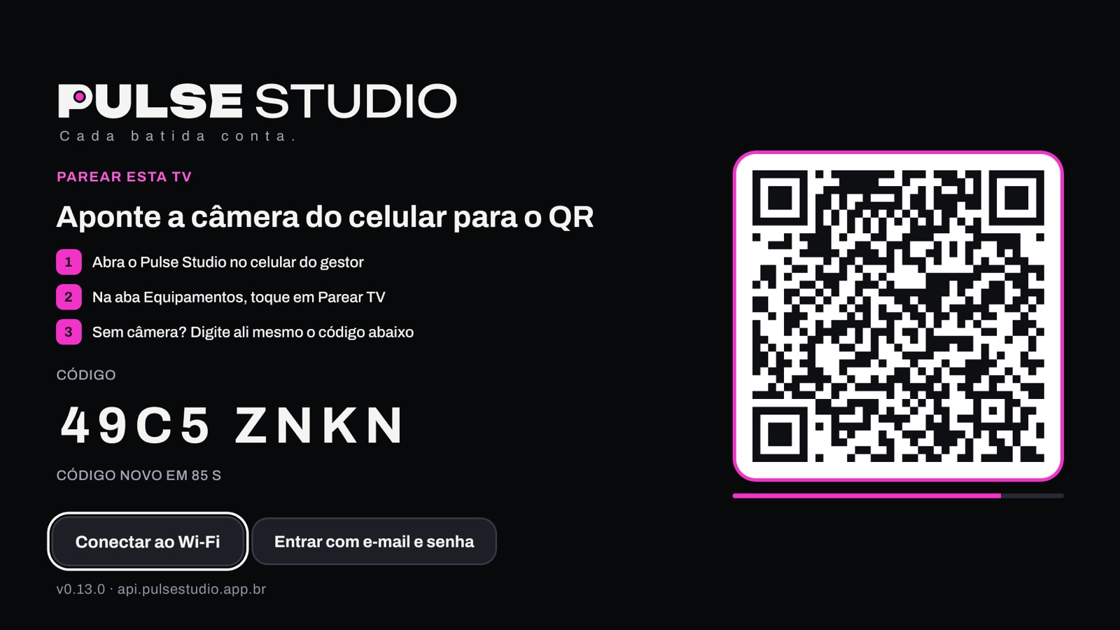 Tela da TV: Parear esta TV, com o QR à direita e o código de 8 caracteres à esquerda